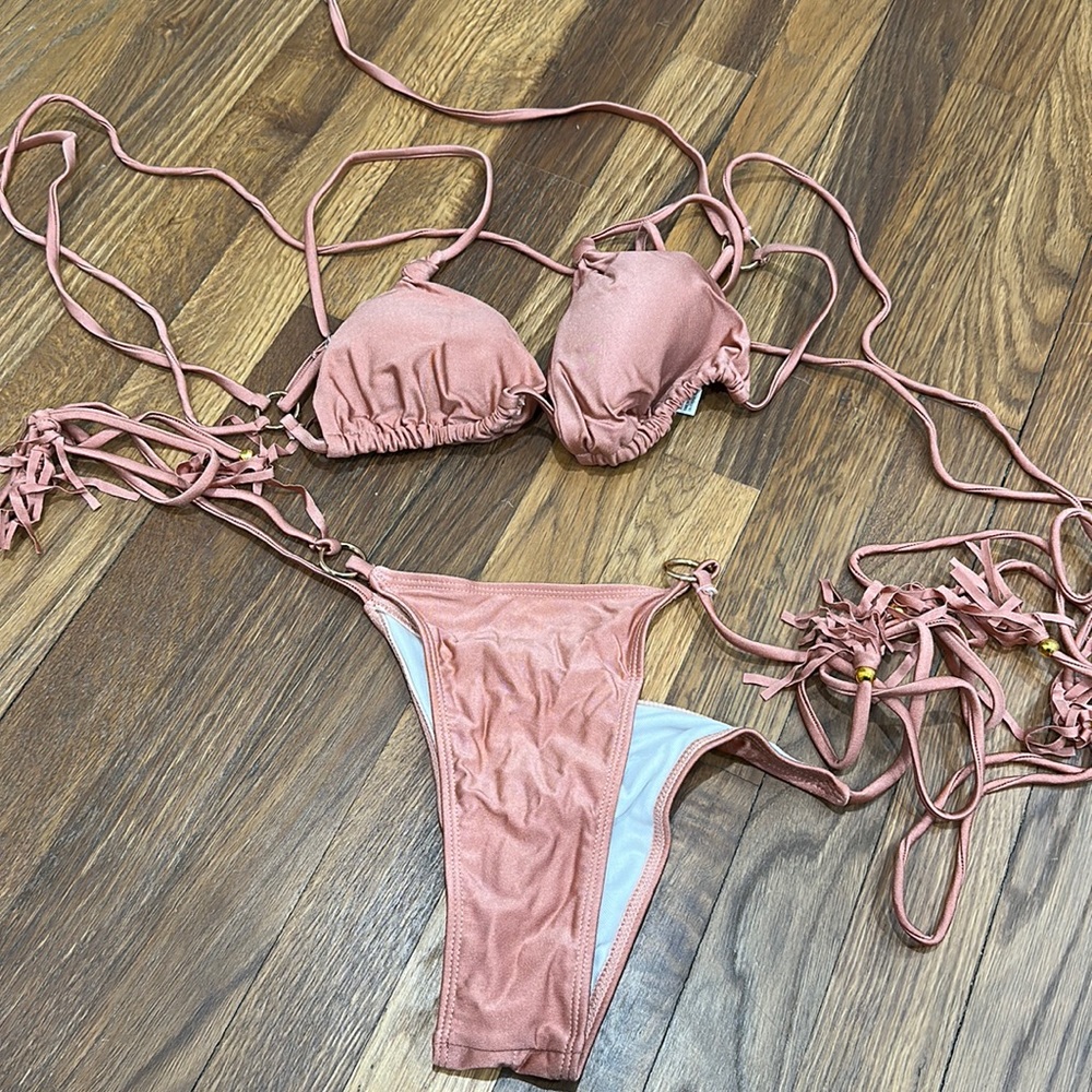 Large bikini - Picture 2 of 2